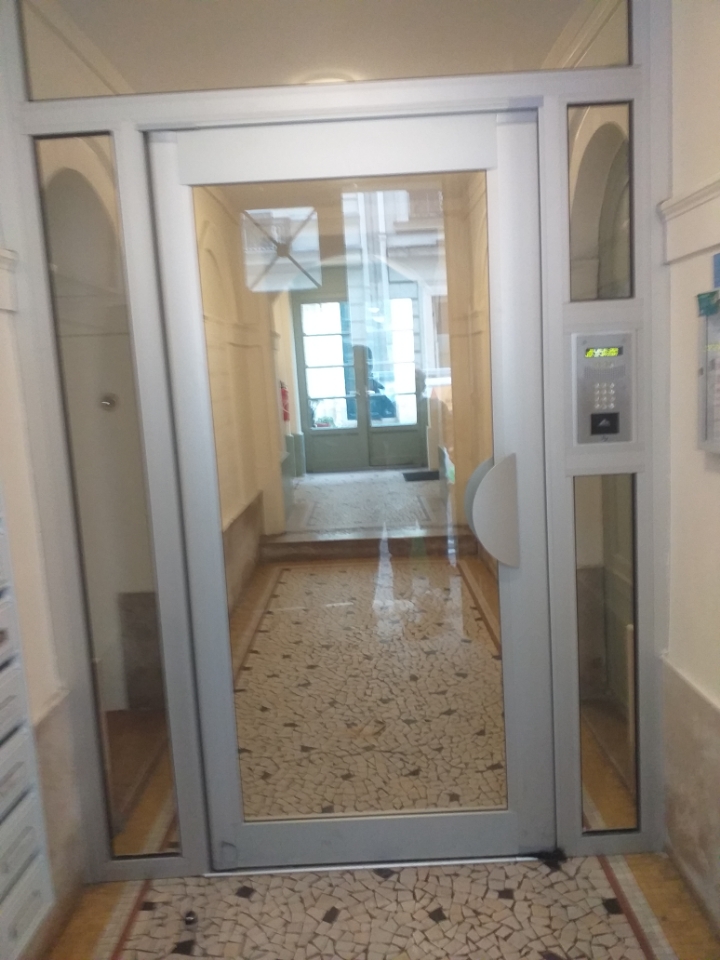 Porte d'entrée d'immeuble en aluminium
